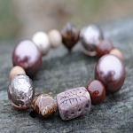 Natural Stones - € 8,95<a href="/product/natural-stones/" target="_blank">BESTELLEN</a><br>Armband met glaskralen, houten kralen, acrylkralen, glasparels, elastisch koord - 15 cm