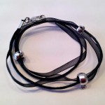 Silky Black - € 7,50<a href="/product/silky-black" target="_blank">BESTELLEN</a><br>
Wikkelarmband met waxkoord, organzalint, zilveren fournituren - 46 cm - ook te dragen als ketting.