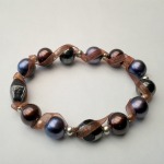 Blueberry - € 8,95<span>VERKOCHT</span><br>Armband met parels, acrylkralen, organzalint, zilveren fournituren, elastisch koord - 15 cm