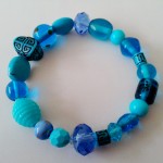 Blue Royalty - € 8,95<span>VERKOCHT</span><br>Glasparels, facetkralen, acrylkralen, elastisch koord - 15 cm