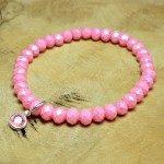 Sis & Suzy armband 009 - € 6,50<span>VERKOCHT</span><br>Smalle armband met roze facetkralen en een rozekleurig bedeltje.